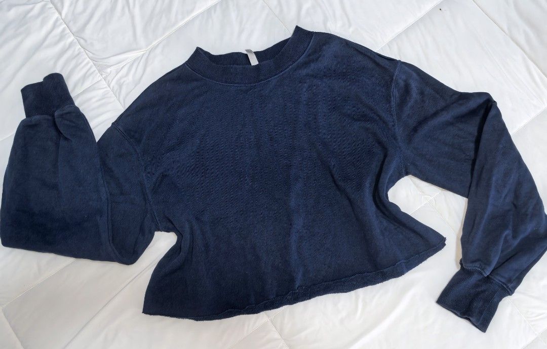 H&M Ladies Top Medium (Category: Longsleeves) located in Naga. Submitted by princessta62477 (Listing ID 1466711640, Image 1). Description: .