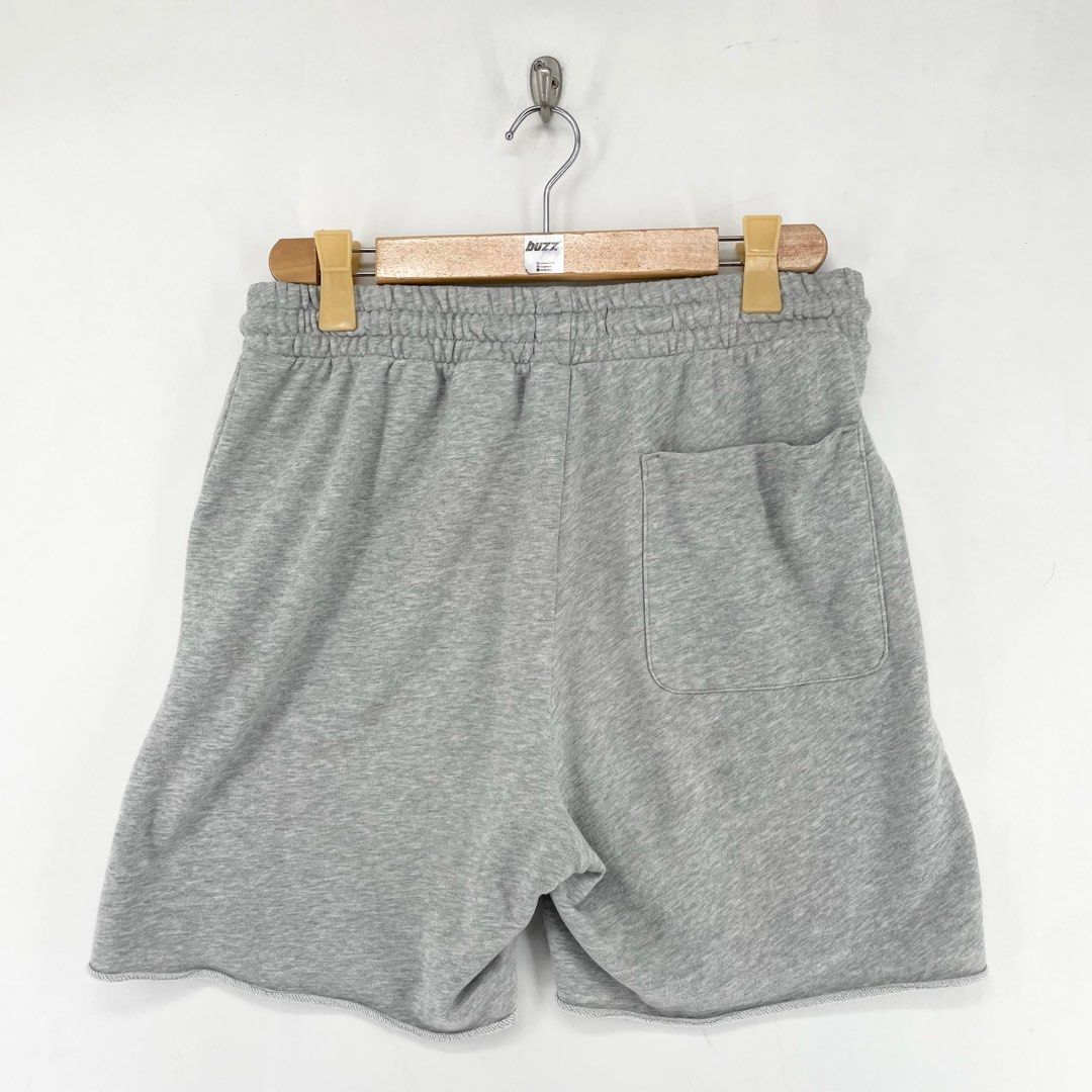H&M Mid Length Raw Cut Regular Fit Sweat Short (Category: Shorts) located in Manila. Submitted by buzz.garments (Listing ID 1466722024, Image 3). Description: Size: Large on tag Dimensions(inches) -Waist/Width: 32”-38” (Strechable) -Hip: 21” -Front Rise: 14” -Thigh: 11” -Inseam: 6” -Outseam/Length : 17” -Leg Opening: 11” - color may vary due to lighting. please manage your expectations-minimal and unseen flaws must be considered..