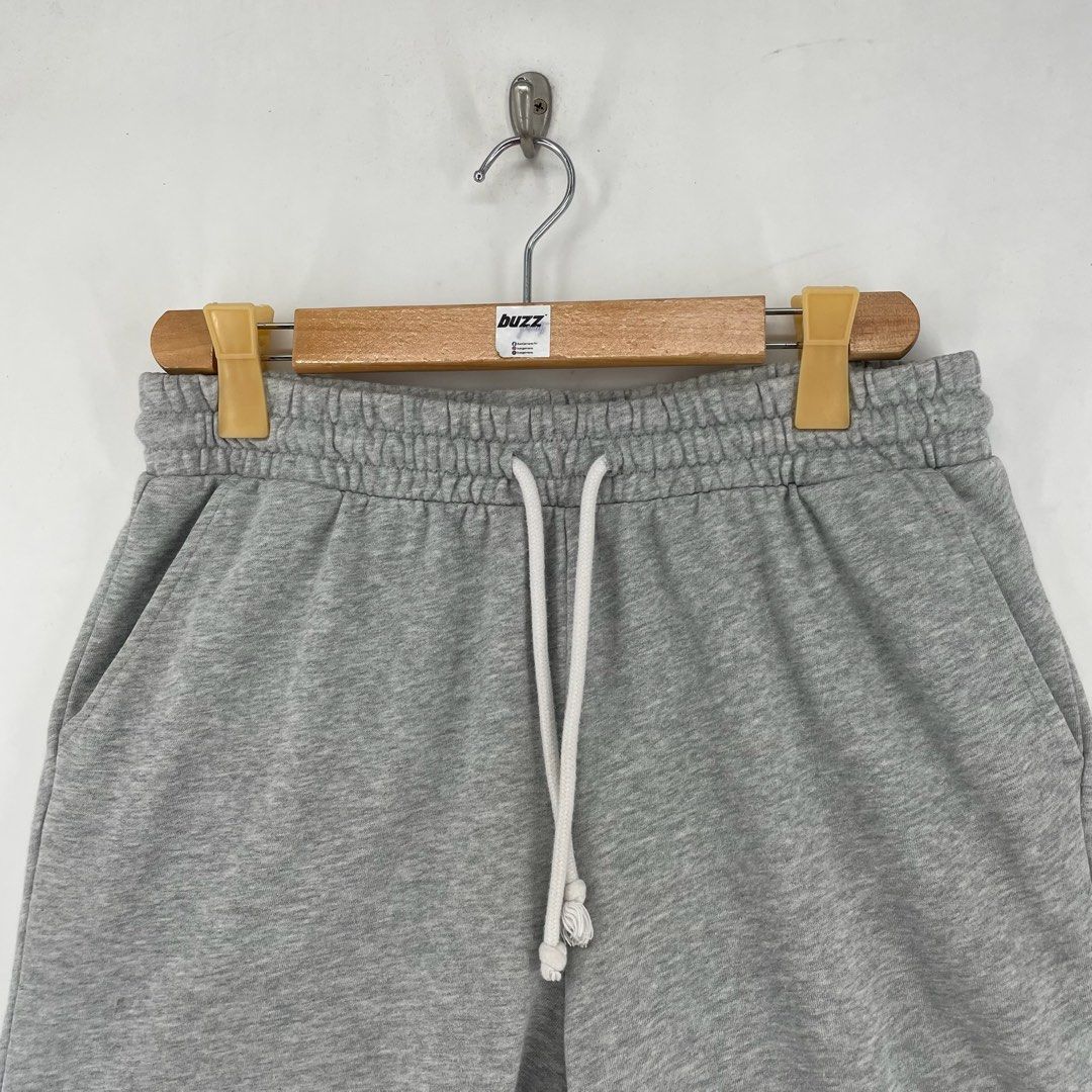 H&M Mid Length Raw Cut Regular Fit Sweat Short (Category: Shorts) located in Manila. Submitted by buzz.garments (Listing ID 1466722024, Image 2). Description: Size: Large on tag Dimensions(inches) -Waist/Width: 32”-38” (Strechable) -Hip: 21” -Front Rise: 14” -Thigh: 11” -Inseam: 6” -Outseam/Length : 17” -Leg Opening: 11” - color may vary due to lighting. please manage your expectations-minimal and unseen flaws must be considered..