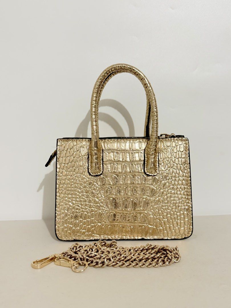 H&M Mini Metalic Sling (Category: Luxury Bags & Wallets) located in Caloocan City. Submitted by coachiqueclosetbysuei_2ndacct (Listing ID 1466635523, Image 1). Description: 💫 H&M 💫 𝐒𝐨𝐮𝐫𝐜𝐞: Japan🇯🇵 💫 𝐈𝐬𝐬𝐮𝐞: None 💫 𝐂𝐨𝐧𝐝𝐢𝐭𝐢𝐨𝐧: 10/10 Excellent Condition 💫 𝐎𝐭𝐡𝐞𝐫𝐬: Brand New, Small Size, With Sling 💫 The color may vary due to lighting 💫 What you see is what you get ——————𝓜𝓾𝓼𝓽 𝓡𝓮𝓪𝓭!——————— 📍 𝐋𝐨𝐜𝐚𝐭𝐢𝐨𝐧: 