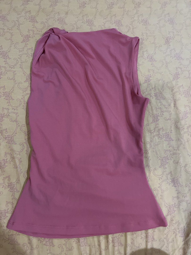 H&M Red Double-Lined Sleeveless Top (Category: Sleeveless) located in Quezon City. Submitted by awidenise (Listing ID 1466608897, Image 2). Description: .