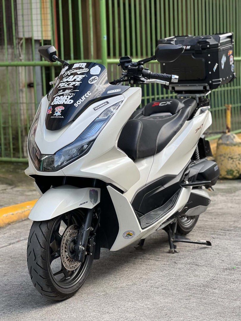 Honda PCX Scooter with Top Box (Category: Motorbikes for Sale) located in Manila. Submitted by ijhaytrixx (Listing ID 1466754680, Image 3). Description: For Sale Honda Pcx 160 V2 ABS - HSTC 2022 model 2022 acquired Original OR Original CR Original LTO Plate Complete Original Legal Documents Registered May 2027 Ready to transfer 1st owner acquired 2 Orig Remote Emergency key Code 44k odo Makapal Gulong Harap Likod With Top Box Tahimik Makina Smoot