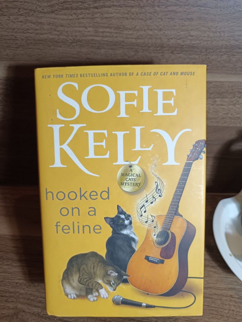Hooked on a feline (Category: Storybooks) located in Cebu City. Submitted by sophia_87 (Listing ID 1466679269, Image 1). Description: has minimal flaw.