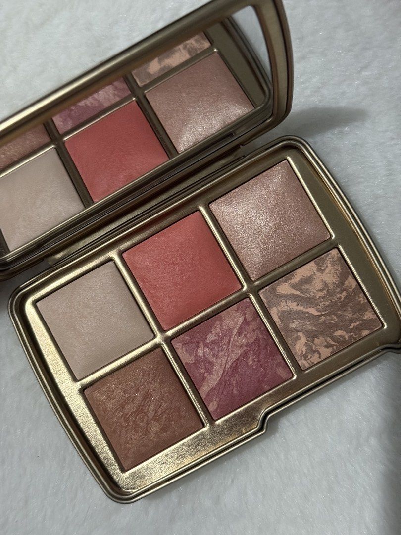 Hourglass Ambient Lighting Edit Charms Palette (Category: Makeup) located in Manila. Submitted by detectableninza (Listing ID 1466756637, Image 2). Description: Authentic / Guaranteed Moneyback if proven fake •no charms included •with box • lightly used •well sanitized rfs: not reaching out to it as much as I thought I would loc : camanava .