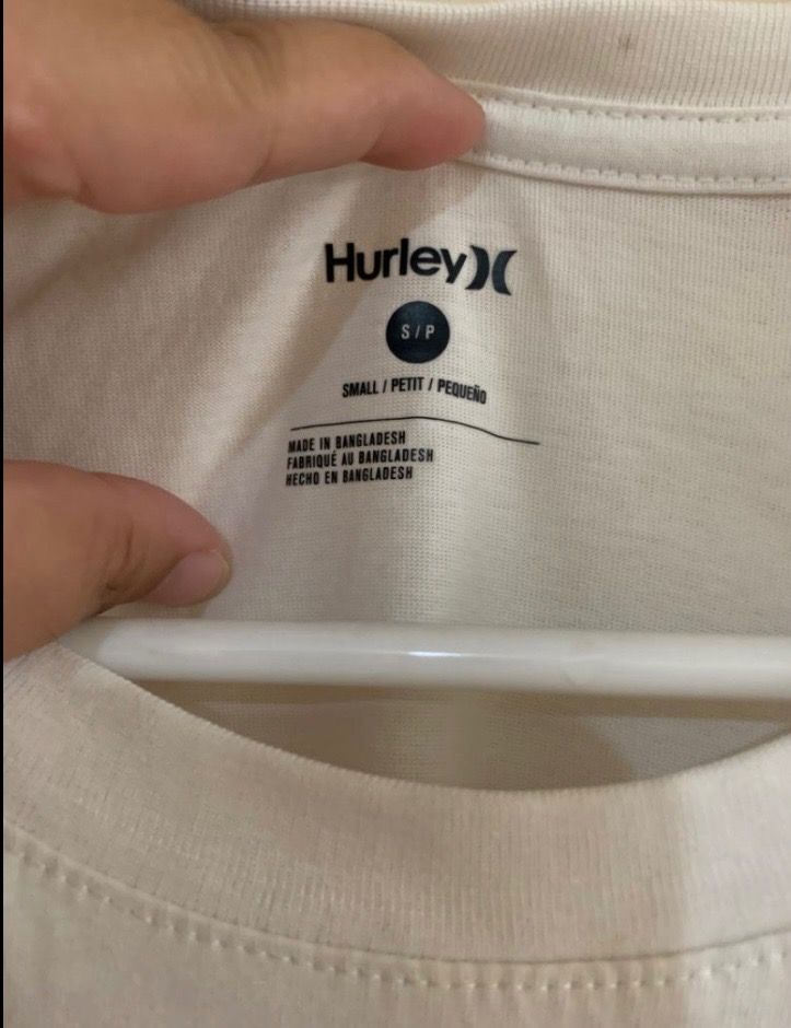 Hurley Tshirt Original (Category: Tshirts & Polo Shirts ) located in Valenzuela. Submitted by clickandshoppreloved (Listing ID 1466624100, Image 2). Description: Hurley White Shirt Mens Onhand, Brandnew Small Ontag, Fits Big S-M (27L x 18W) Color : White.