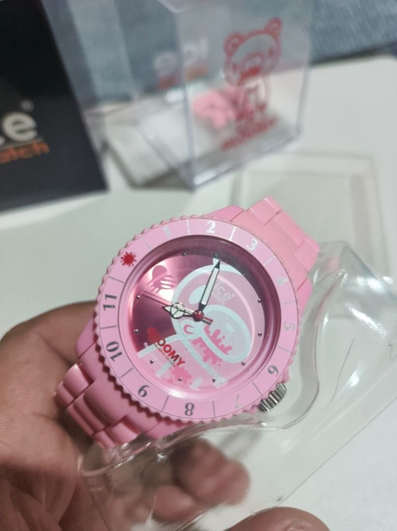 Ice-Watch Gloomy Pink Watch (Category: Women's Watches) located in San Leonardo. Submitted by burgossanleonardo.12345 (Listing ID 1466630399, Image 3). Description: - Brand: Ice-Watch x Gloomy Bear collaboration - Color/Design: Pink silicone strap and bezel with white numbers and Gloomy Bear dial graphic - Closure: Secure metal clasp - Inclusions: Complete with original transparent display box and outer packaging - Condition: Excellent collector'