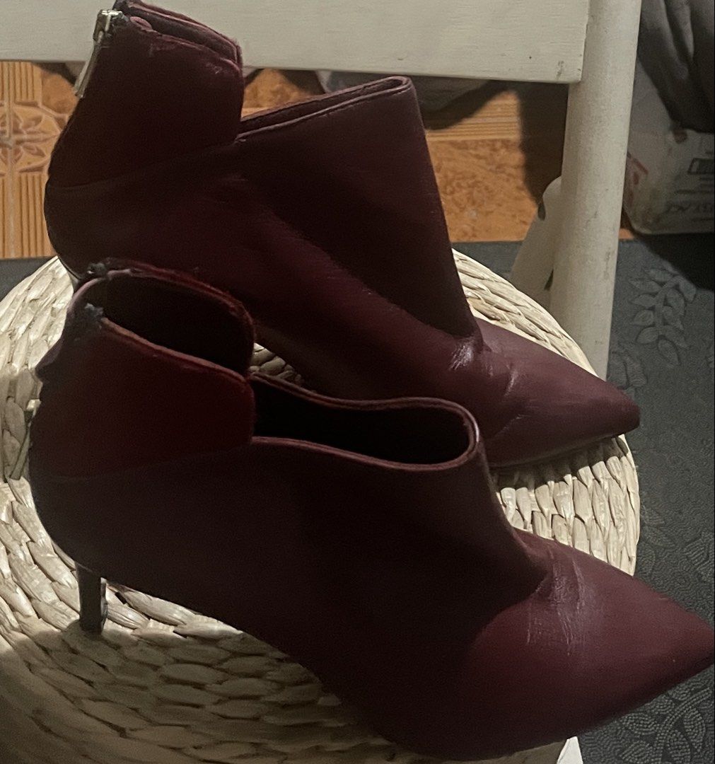 INNIIU Catwalk Slip On Boots Deep Red Stretch (Category: Boots) located in Batangas. Submitted by norskieshoppe (Listing ID 1466685775, Image 2). Description: Sz 7 leather.