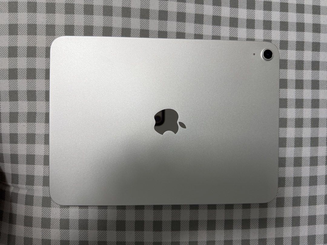 iPad 11th Gen (A16) 256gb Silver (Category: Android) located in Santo Tomas. Submitted by kayedee_17 (Listing ID 1466729446, Image 2). Description: iPad 11th Gen (A16) Wifi Only 256gb Silver 94% batt health 137 cycle count bouth last June 2025 No dents No history of repair No issues with case and tempered pass sa lowballers, matic no reply rfs: need cash upgrade phone.