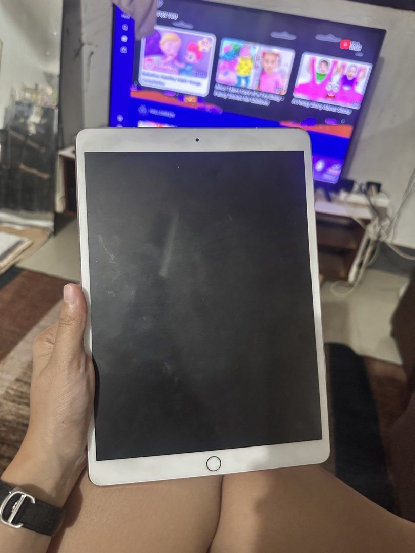 Ipad Pro (10.5inch) (Category: iPad) located in Caloocan City. Submitted by londresari32484 (Listing ID 1466703870, Image 1). Description: Ipad Pro (Rose Gold) - 10.5 Inch Very Minimal Dents Paper Like Screen Protector ( used in graphic designs before) All working Rush Sale. Pwd tumawad RFS. not in use anymore Issues: Need na battery Replacement .
