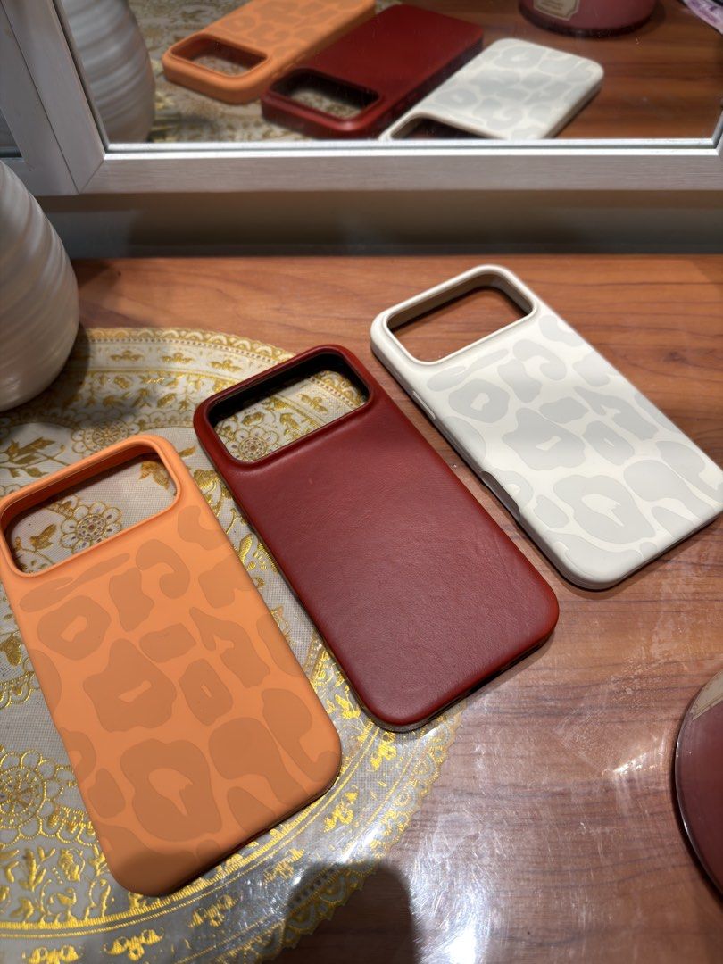 Iphone 17/18 promax case (Category: Cases & Sleeves) located in Quezon City. Submitted by misislee04 (Listing ID 1466716162, Image 1). Description: na fit lang sa cp good as new pls check photo 3 for 350 only!! .