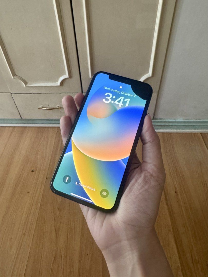iPhone X, 64GB (Category: iPhone X Series) located in Manila. Submitted by kringlejingle (Listing ID 1466577815, Image 2). Description: iPhone X -64GB -Openline -Broken Back Glass -Black Spot sa LCD (Fully functional) -Unit & Extra Case Only -Meet-up: Pasig Area.