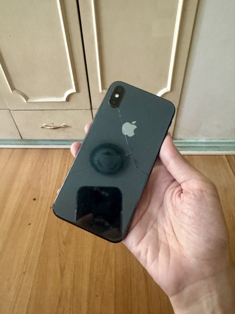 iPhone X, 64GB (Category: iPhone X Series) located in Manila. Submitted by kringlejingle (Listing ID 1466577815, Image 1). Description: iPhone X -64GB -Openline -Broken Back Glass -Black Spot sa LCD (Fully functional) -Unit & Extra Case Only -Meet-up: Pasig Area.