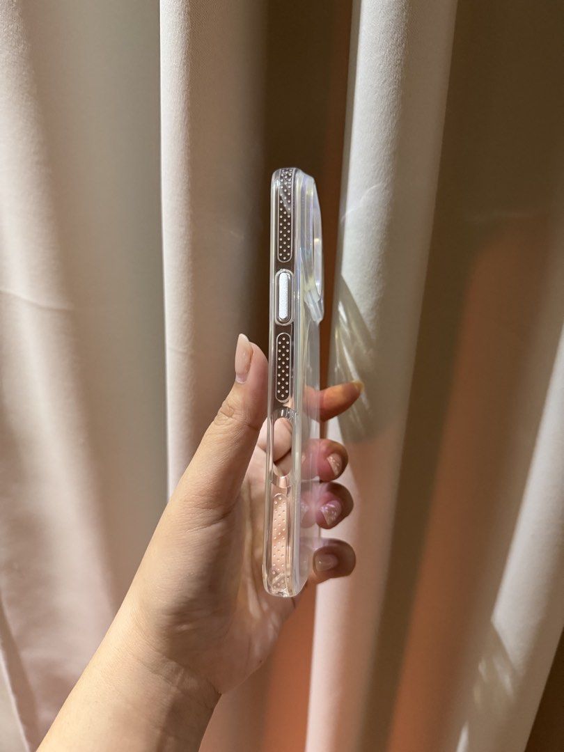 Iridescent feather case (Category: Cases & Sleeves) located in Santa Rosa. Submitted by eyecat_ching (Listing ID 1466769831, Image 2). Description: For iphone 17 pro max Used for 5 days only No brand, no box .