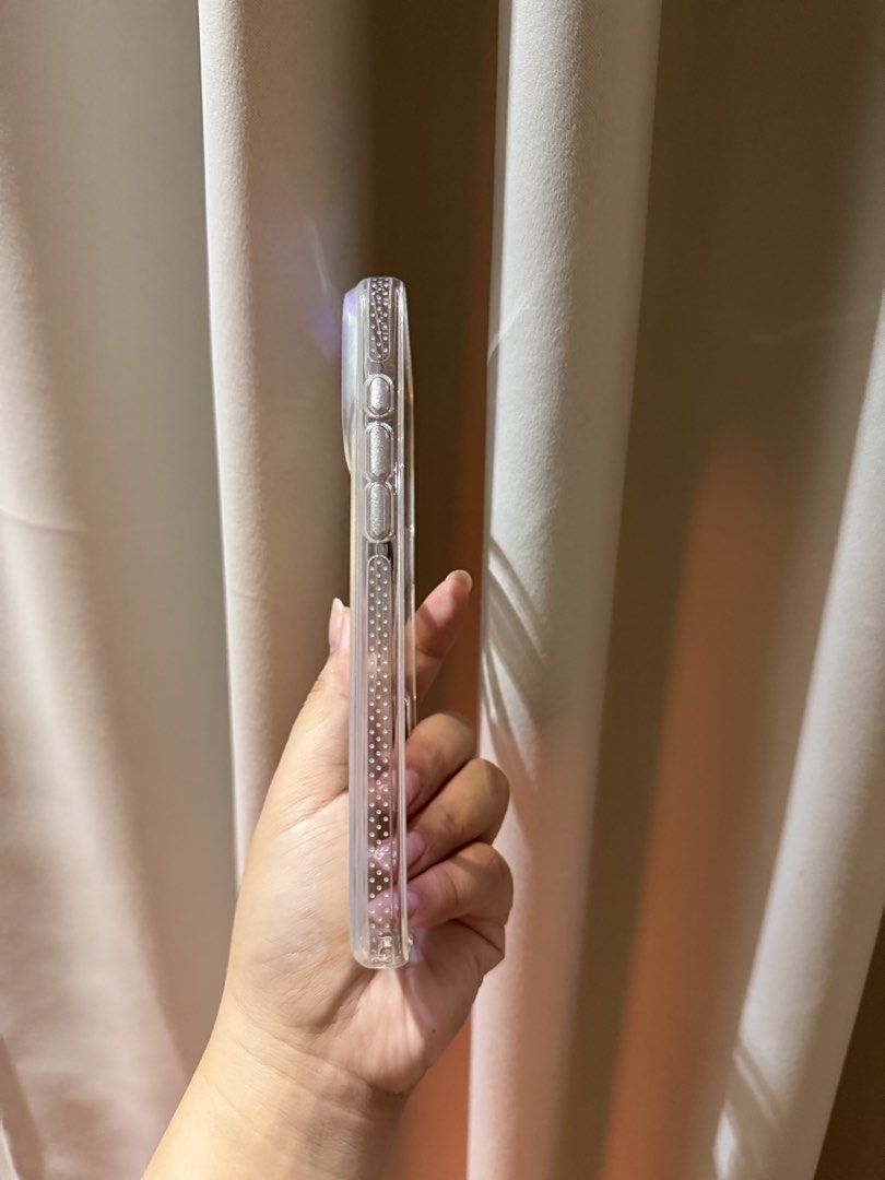 Iridescent feather case (Category: Cases & Sleeves) located in Santa Rosa. Submitted by eyecat_ching (Listing ID 1466769831, Image 3). Description: For iphone 17 pro max Used for 5 days only No brand, no box .