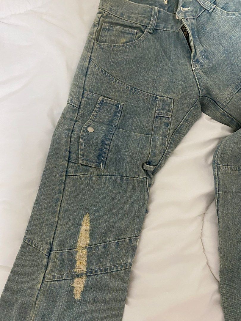 i.s.o Distressed Cargo Jeans Medium Wash (Category: Jeans) located in Manila. Submitted by eileenmaye67636 (Listing ID 1466703040, Image 3). Description: PRELOVED! need wash natambak na - waist: 28 inch length: 39 inch - Wash: Light wash denim - Style: Streetwear cargo jeans with paneling details shipping: j&t and lalamove.