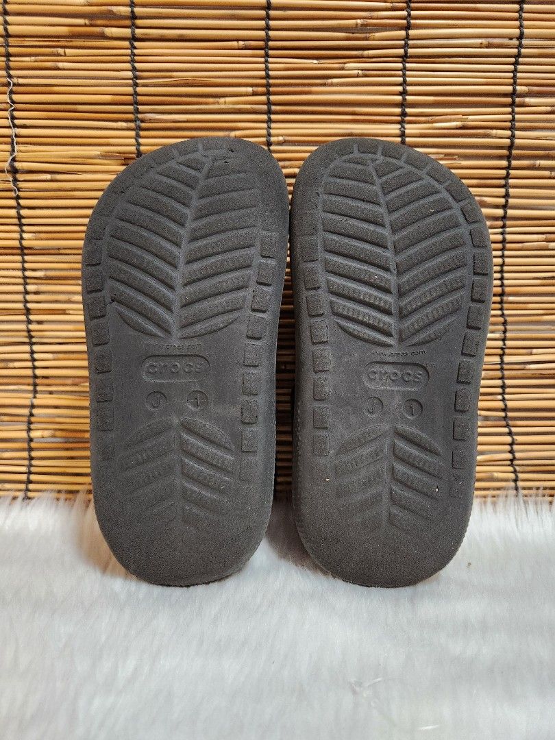 J1- Preloved Original Crocs for kids (Category: Babies & Kids Fashion) located in Navotas City. Submitted by FluffyFeet (Listing ID 1466576333, Image 3). Description: NEW ARRIVAL❗️ This is a PRELOVED ORIGINAL CROCS FOR KIDS‼️ Please managed your expectations ❤️ 📌 Strictly MINE NOW, PAY NOW ONLY❗️ (Unless suki na po na maayos kausap at iwas cancellation) 📌 You may ask for other photos before placing order/s STRICTLY NO RETURN, NO EXCHANGE UNLESS