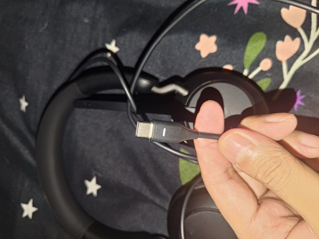 Jabra Evolve2 40SE HSC131 (Category: Headphones & Headsets) located in Manila. Submitted by shendalzare (Listing ID 1466630430, Image 2). Description: Selling: Jabra Evolve2 40 SE USB-C Stereo Headset (MS Teams Certified) Price: 2,800 ( negotiable) Condition: Mint / Pristine condition. Zero leatherette peeling, ear cushions and headband are like new. Key Features: Direct USB-C plug-and-play for modern laptops, MacBooks, phones, and tablets 3-Micr