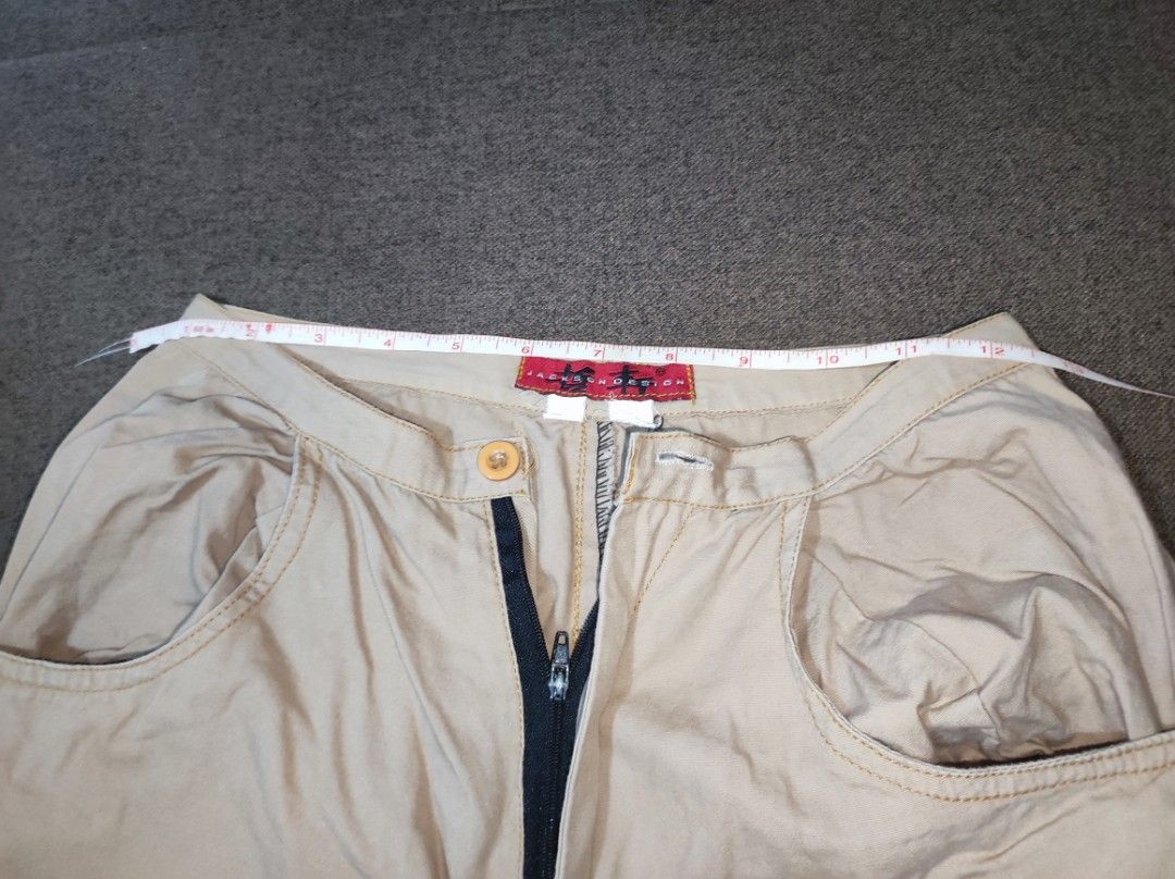 Jackson Design Beige Cargo Capri Pants Multiple Pockets Jorts (Category: Jeans) located in San Carlos. Submitted by rae.shellection (Listing ID 1466649085, Image 2). Description: ✧ganda nito hindi lang talaga kasya🥹 🐚no issues 🐚size 22-23(small waist) mop: g-app mod: J&T 🍁No cancellation once you already receive your invoice. 🍁 Payment first po, after payment will mark as sold for you..