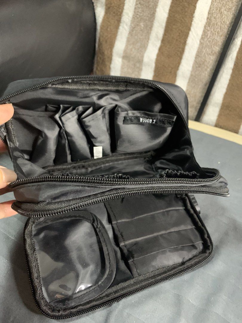 Japan brand make up pouch organizer (Category: Purses & Pouches) located in Cabanatuan. Submitted by mjluxxejapan (Listing ID 1466616720, Image 1). Description: Fixed price makapal matibay nylon material like new cond andmi slots .all details posted.approx 7.5”x4” meas .