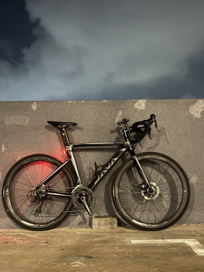 Java Siluro 3 (Category: Bicycles) located in Singapore. Submitted by connerlery (Listing ID 1466697207, Image 2). Description: - Model: Java Siluro 3 - Color: Black and Grey - Shimano Altus 2x9 with decaf shifters - Semi Hydraulic Disc Brakes - Frame: Clean geometry with semi internal cable routing and integrated aero seatpost - Free front light and back light Less than 500km ridden Recently changed both front and back tire tube Recently replace