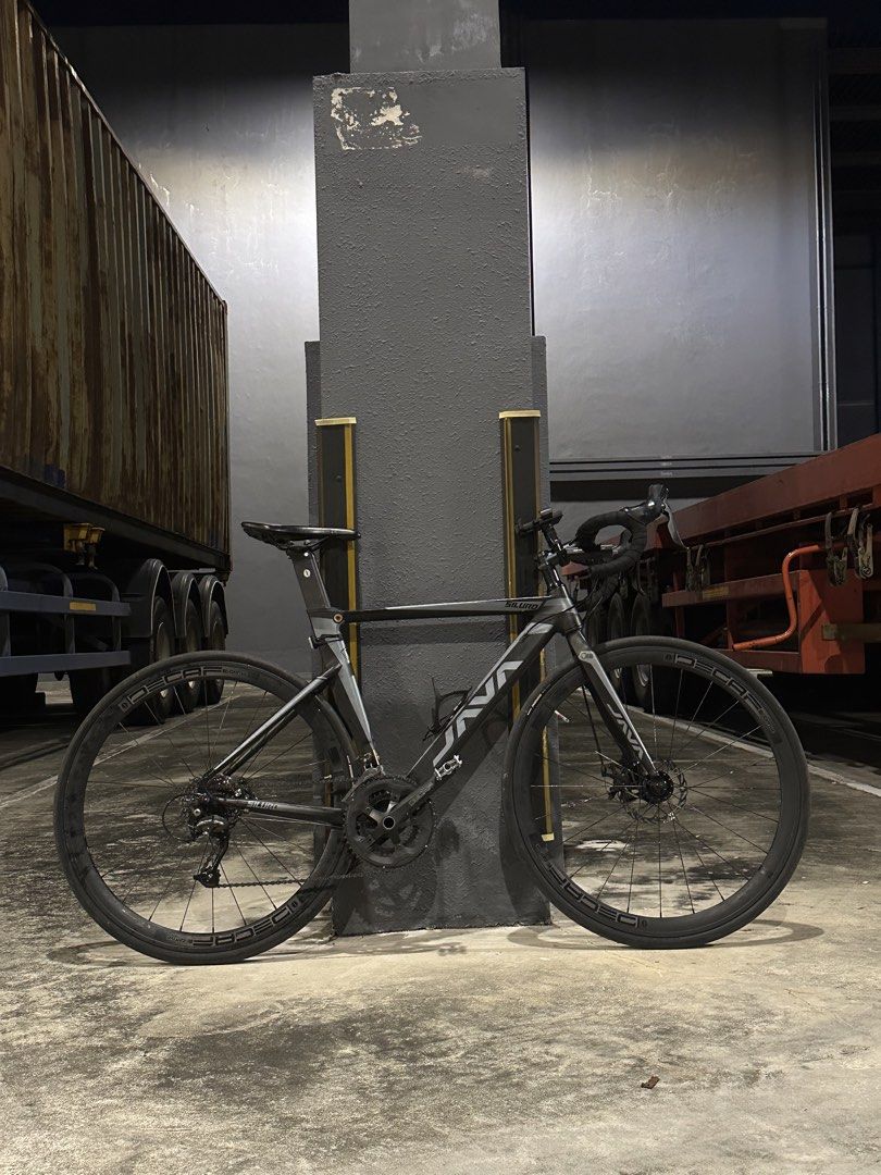 Java Siluro 3 (Category: Bicycles) located in Singapore. Submitted by connerlery (Listing ID 1466697207, Image 1). Description: - Model: Java Siluro 3 - Color: Black and Grey - Shimano Altus 2x9 with decaf shifters - Semi Hydraulic Disc Brakes - Frame: Clean geometry with semi internal cable routing and integrated aero seatpost - Free front light and back light Less than 500km ridden Recently changed both front and back tire tube Recently replace