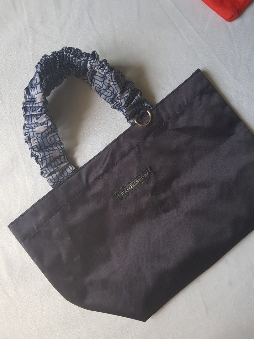 JILL by JILLSTUART Black Tote Bag with Patterned Handle (Category: Tote Bags) located in Manila. Submitted by pepitapapaya (Listing ID 1466770236, Image 1). Description: Authentic JILL by JILLSTUART black tote bag in clean condition. Features a chic grey patterned scrunched handle with gold hardware and a branded front patch. Lightweight, spacious, and perfect for daily use..