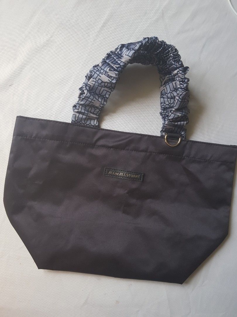 JILL by JILLSTUART Black Tote Bag with Patterned Handle (Category: Tote Bags) located in Manila. Submitted by pepitapapaya (Listing ID 1466770236, Image 2). Description: Authentic JILL by JILLSTUART black tote bag in clean condition. Features a chic grey patterned scrunched handle with gold hardware and a branded front patch. Lightweight, spacious, and perfect for daily use..