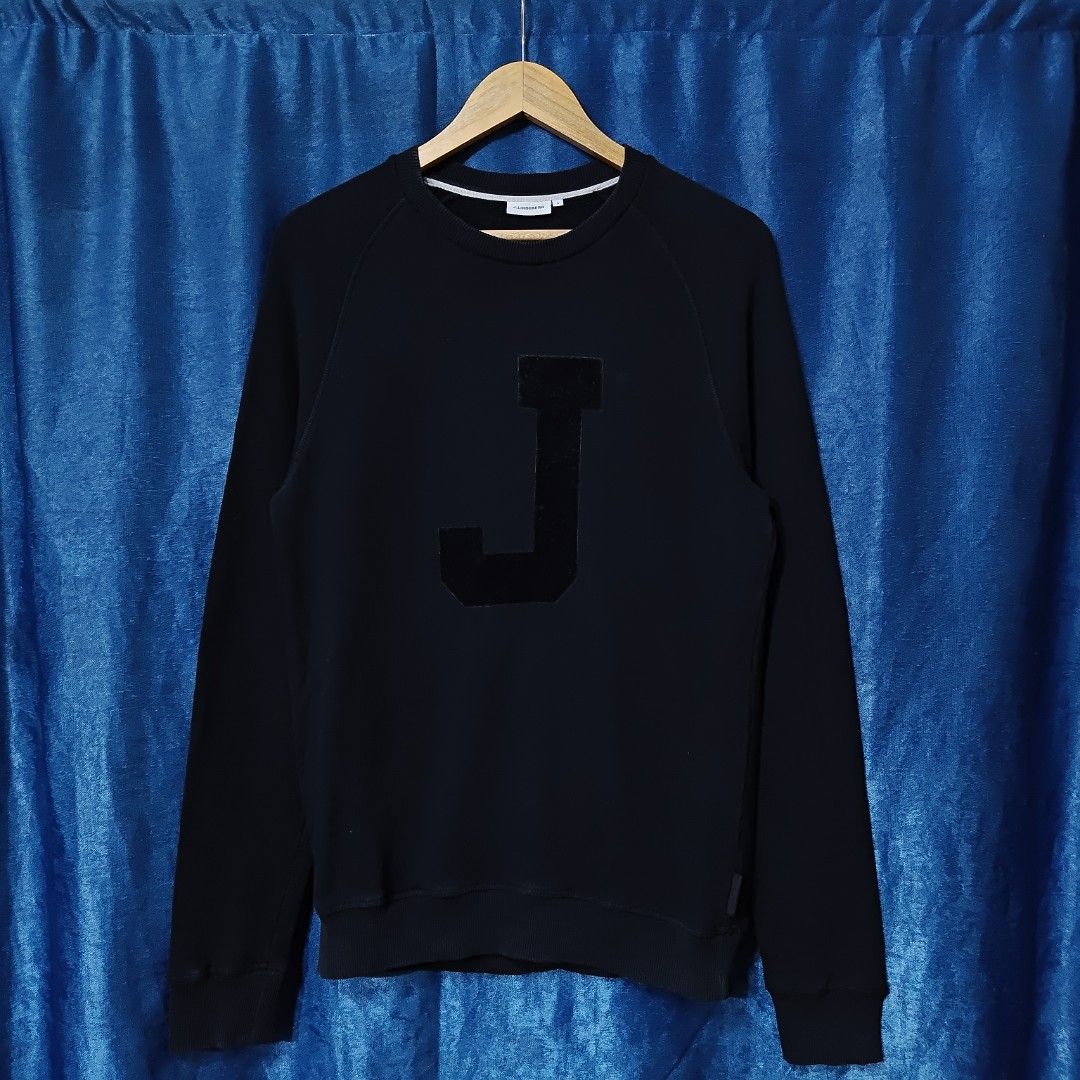 j.lindeberg GAMUZA CREWNECK (Category: Coats, Jackets and Outerwear) located in Makati City. Submitted by upcycled.closeth (Listing ID 1466596354, Image 1). Description: - Authentic J.lindeberge product - Black, Long-sleeved - Size: Medium to Semi Large (men's) - Like new - Authentic - flaws: no flaws - Excellent condition - Need wash, fresh from bale - Features design of J.lindeberg gamuza logo crewneck - Material: 100% cotton !!STILL NEGOTIABLE