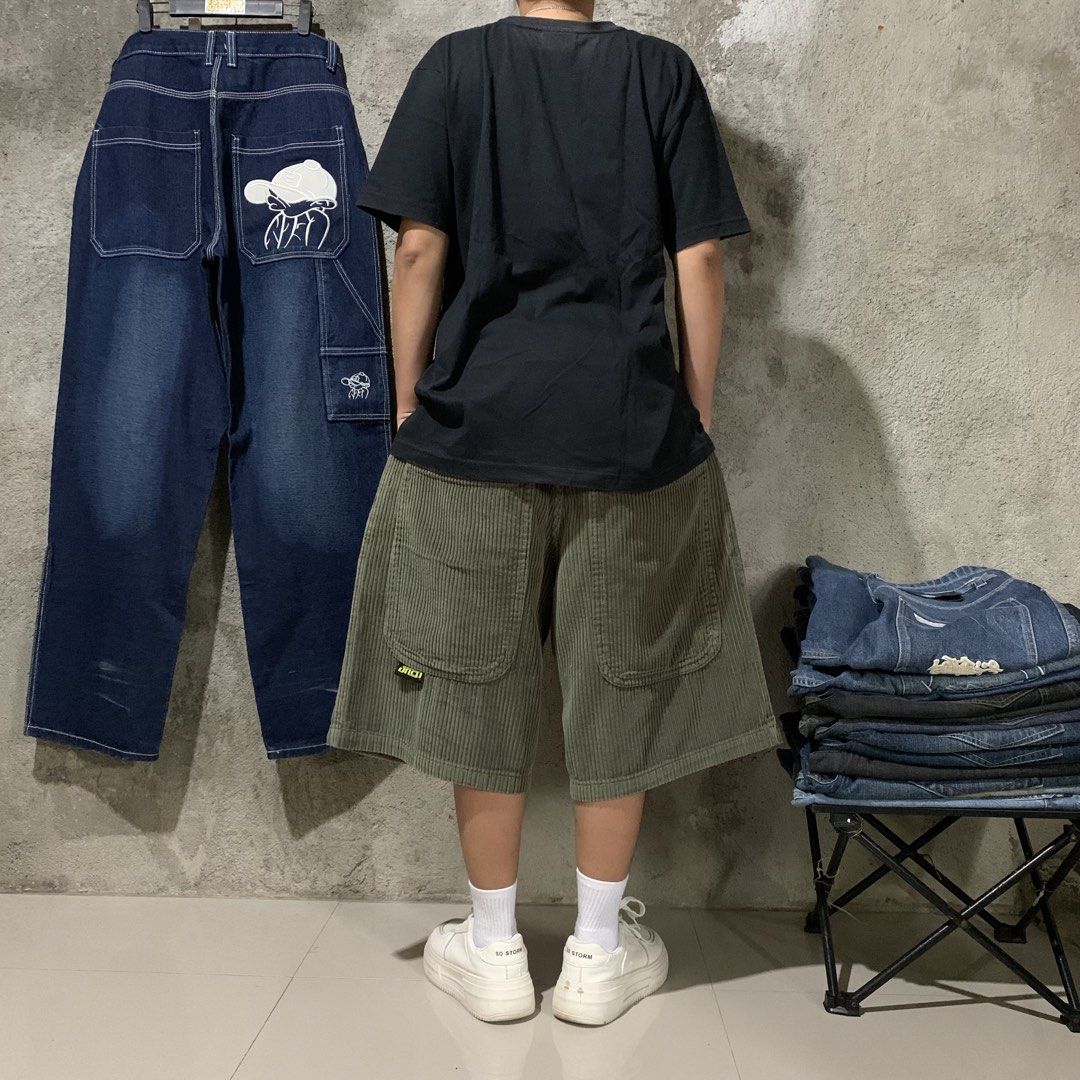 JNCO Stinger 13 Deep Size 32 (Category: Shorts) located in Bulacan. Submitted by puronghustlin (Listing ID 1459624802, Image 2). Description: - JNCO Green Corduroy Shorts - Size 32 -Dimes 34x25 - Classic frog logo embroidered on front pocket - Back pockets included - Ideal for skater or streetwear fashion.