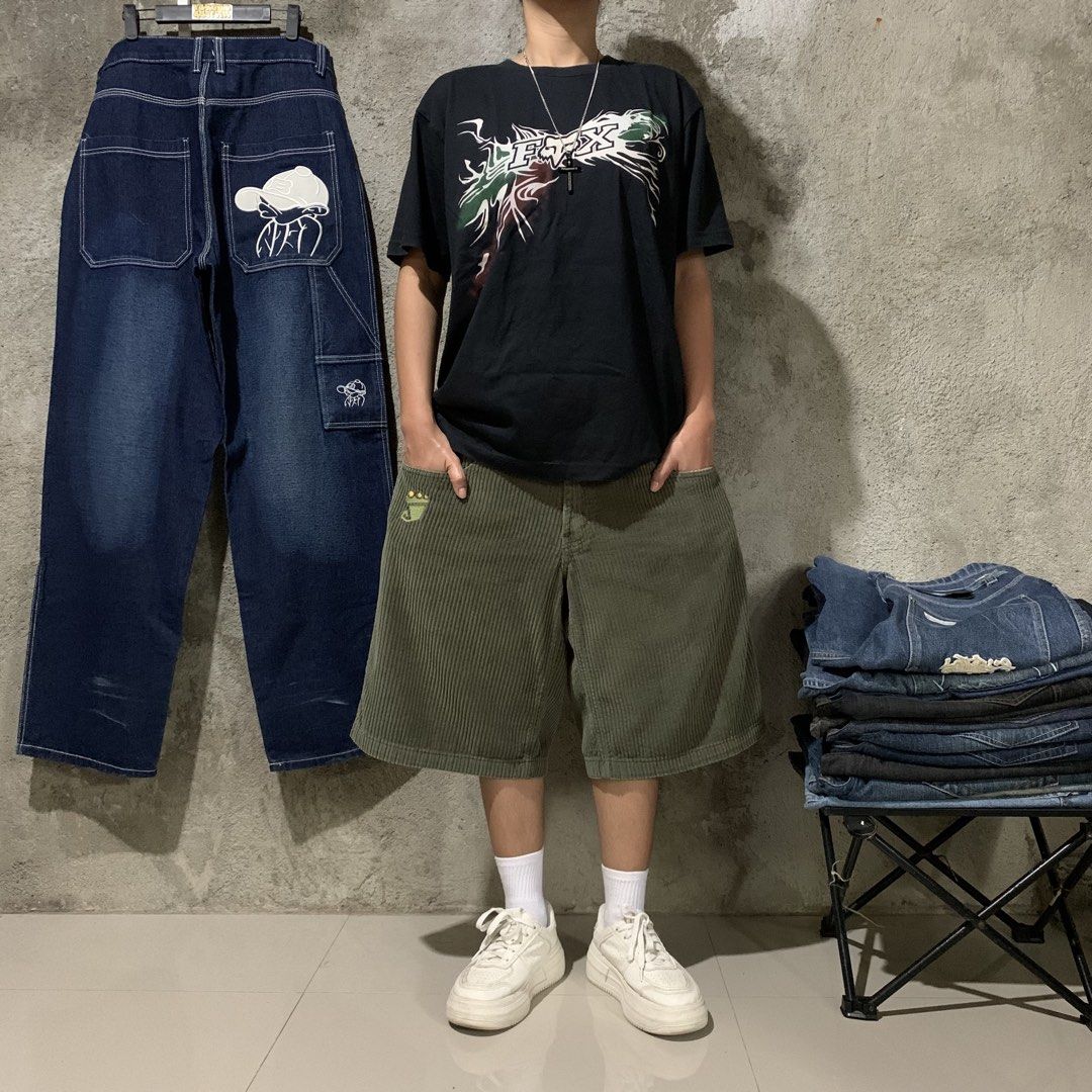 JNCO Stinger 13 Deep Size 32 (Category: Shorts) located in Bulacan. Submitted by puronghustlin (Listing ID 1459624802, Image 1). Description: - JNCO Green Corduroy Shorts - Size 32 -Dimes 34x25 - Classic frog logo embroidered on front pocket - Back pockets included - Ideal for skater or streetwear fashion.