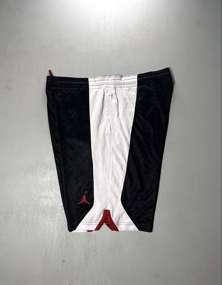 Jordan Jersey Short (Category: Activewear) located in Catbalogan. Submitted by yellfindss (Listing ID 1466750041, Image 1). Description: - Brand: Jordan -38-40/22.5 - Style: Jersey short - Color: Black, white, and red - Condition: 7/10 pre-loved - Features: Elastic waistband, signature Jordan logo branding - Ideal for: Basketball games, activewear, and casual streetwear.