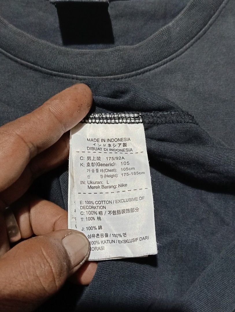 Jordan x supreme (Category: Tshirts & Polo Shirts ) located in Ajuy. Submitted by aljohndalumpines88 (Listing ID 1466719322, Image 3). Description: Sun fade issue.