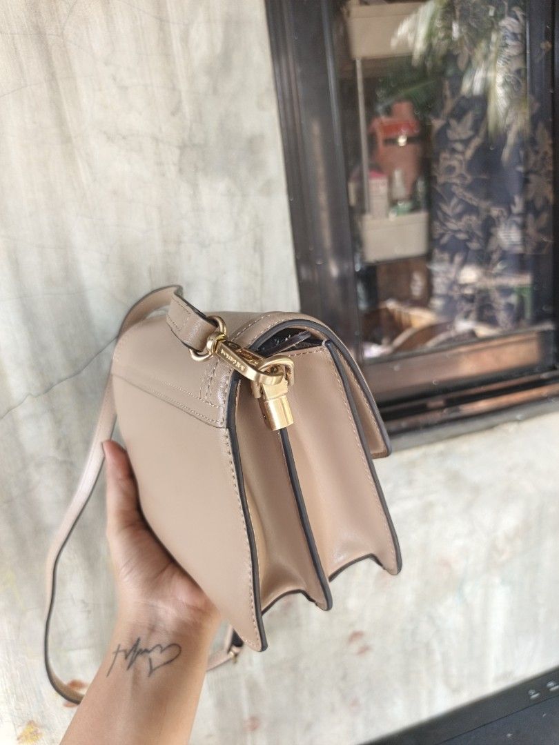 Joy Gryson (Category: Cross-body Bags) located in Quezon, Isabela. Submitted by ukay-ukaybylyn (Listing ID 1466575318, Image 3). Description: super pretty in actual😍 kasya phone and adjustable strap.