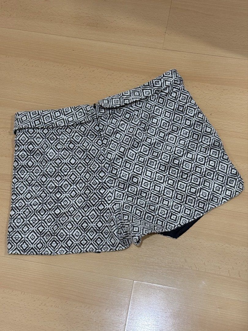 Just G Geometric Pattern Skort (Category: Skirts) located in Muntinlupa City. Submitted by alexisofia (Listing ID 1466740083, Image 2). Description: like new, worn a few times only / excellent condition size: Small-Medium Brand Just G.
