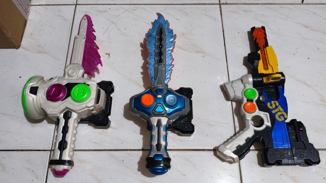Kamen Rider Ex-Aid Gashacon Weapons (Category: Action & Battle Toys) located in Mandaluyong City. Submitted by proiidxhaic (Listing ID 1466723104, Image 2). Description: 250 each. take 3 = 500. all working and have battery covers. expect some light paint chips since they're pre-owned. LOC - Mandaluyong City MOP - Gcash/GoTyme MOD - SDD|Lalamove. buyer's booking and fee.