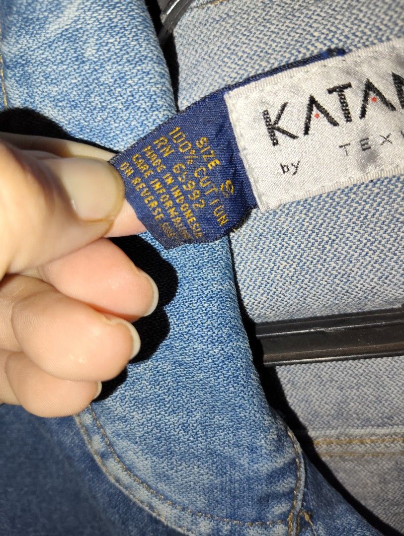 Katana by Texwood Denim Jacket Size S (Category: Coats, Jackets and Outerwear) located in Dasmarinas. Submitted by kei05 (Listing ID 1466696597, Image 2). Description: - Brand: Katana by Texwood - Style: Classic denim jacket in blue wash - Size: S - Material: 100% Cotton (Made in Indonesia) - Fit: Regular fit outerwear - Features: Button-front closure, dual chest pockets, and lower front pockets - Condition: Excellent, ready for a new home.