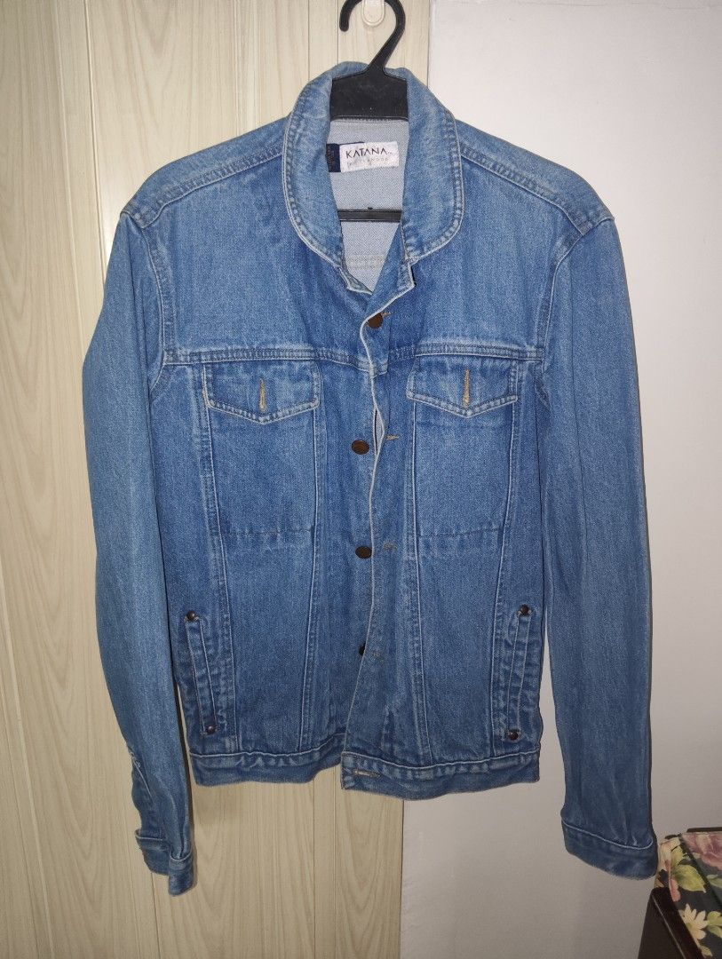 Katana by Texwood Denim Jacket Size S (Category: Coats, Jackets and Outerwear) located in Dasmarinas. Submitted by kei05 (Listing ID 1466696597, Image 1). Description: - Brand: Katana by Texwood - Style: Classic denim jacket in blue wash - Size: S - Material: 100% Cotton (Made in Indonesia) - Fit: Regular fit outerwear - Features: Button-front closure, dual chest pockets, and lower front pockets - Condition: Excellent, ready for a new home.