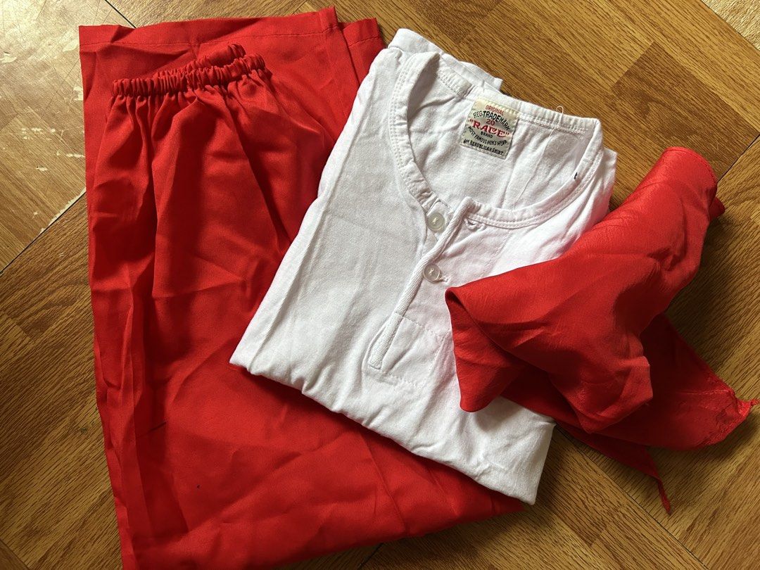 Katipunero Set Costume (Category: Everything Else Others) located in Quezon City. Submitted by pr0duct_paradize (Listing ID 1466627284, Image 1). Description: Decluttering ! Only used it once Set: Shirt Red Pants Red Scarf 2-4 yo. na payat kasya Lapad 37 cm Haba 50 cm Waist 18-37 cm Haba 70 cm Need wash Location: Novaliches QC Pick up or book an App Thanks.