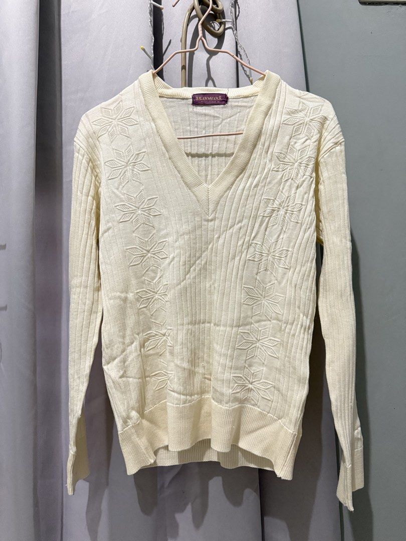 Kawai Cream V-Neck Knit Sweater with Snowflake Patterns (Category: Coats, Jackets and Outerwear) located in Cagayan de Oro. Submitted by ninaaam (Listing ID 1466772842, Image 1). Description: - Brand: Kawai - Color: Cream - Style: V-neck pullover with standard fit - Details: Textured ribbed knit with vertical snowflake/star patterns - Features: Long sleeves and fitted ribbed hem - Condition: Excellent / Great for casual wear.