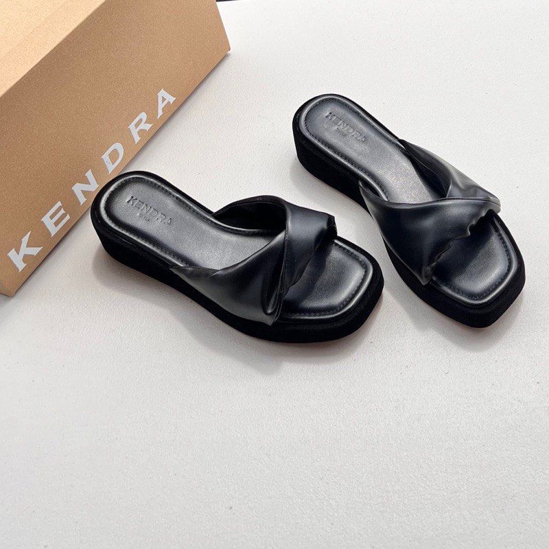 Kendra Platform Sandals size 10 (Category: Sandals) located in Quezon City. Submitted by amaryllis.mnl (Listing ID 1466610438, Image 1). Description: Size 10 26cm Used once.