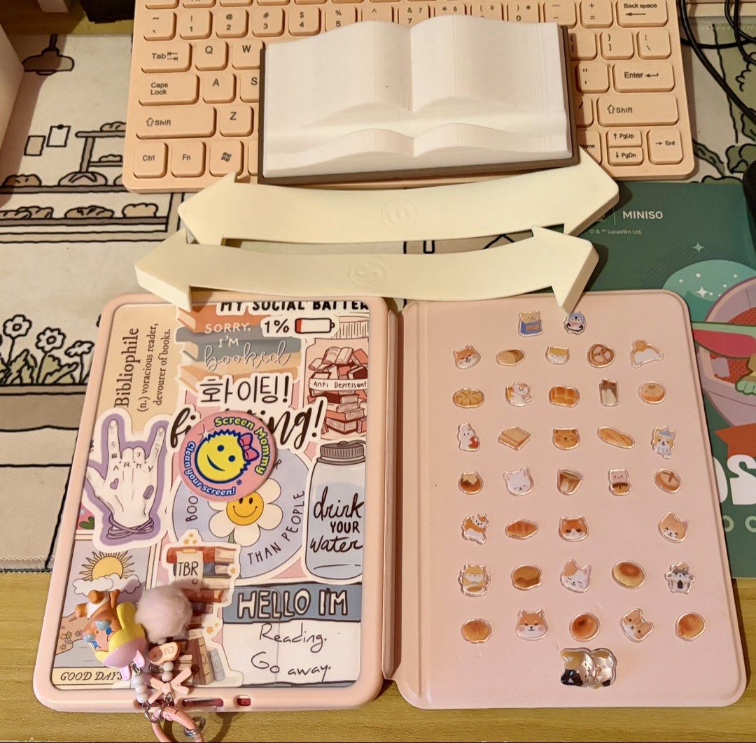 Kindle Paperwhite6 12thgen (Category: E-Readers) located in Quezon City. Submitted by mmiyah27 (Listing ID 1466566920, Image 1). Description: Kindle paperwhite 12th gen 16gb with box; freebies — (negotiable) •magnetic cover case, cute sticker on the front( i can remove it if you don’t want po, madali lang sya iremove), •back cover inserts is not sticker (removable) •usb cable •Original Strapsicles off-white and stand) see pic) •Book stand style •