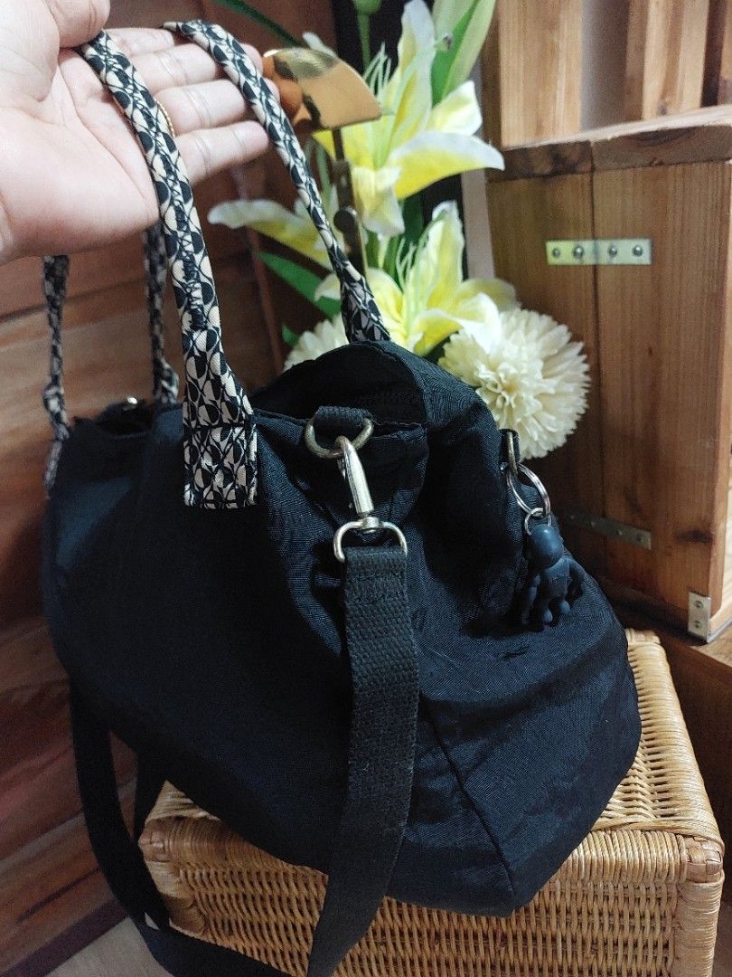 KIPLING 2 WAY BAG (Category: Shoulder Bags) located in Cagayan de Oro. Submitted by lj100614 (Listing ID 1466675264, Image 3). Description: medium size 2 way.