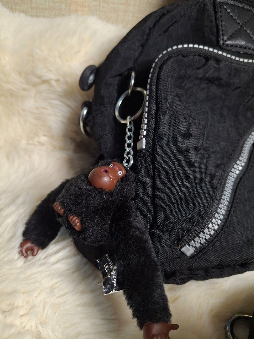 Kipling Defea sling/tote bag (Category: Shoulder Bags) located in Rizal. Submitted by emskititay (Listing ID 1466690132, Image 2). Description: Kipling Dafea Sling/Tote bag ₱1800 ●2 in 1 sling or tote bag ●with monkey ●10/10 color condition ●Black Noir ●H 24 cm x L 23 cm x W 19 cm ●Minimal stain inner lining only Location: Taytay Rizal 💼Rfs Decluttering my kipling collections.