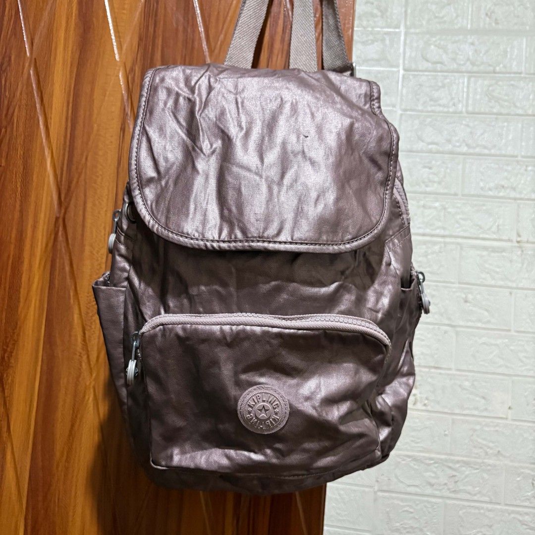 Kipling metallic backpack (Category: Backpacks) located in Alburquerque. Submitted by abj_thriftshop (Listing ID 1466773405, Image 2). Description: missing unggoy lang og like new.