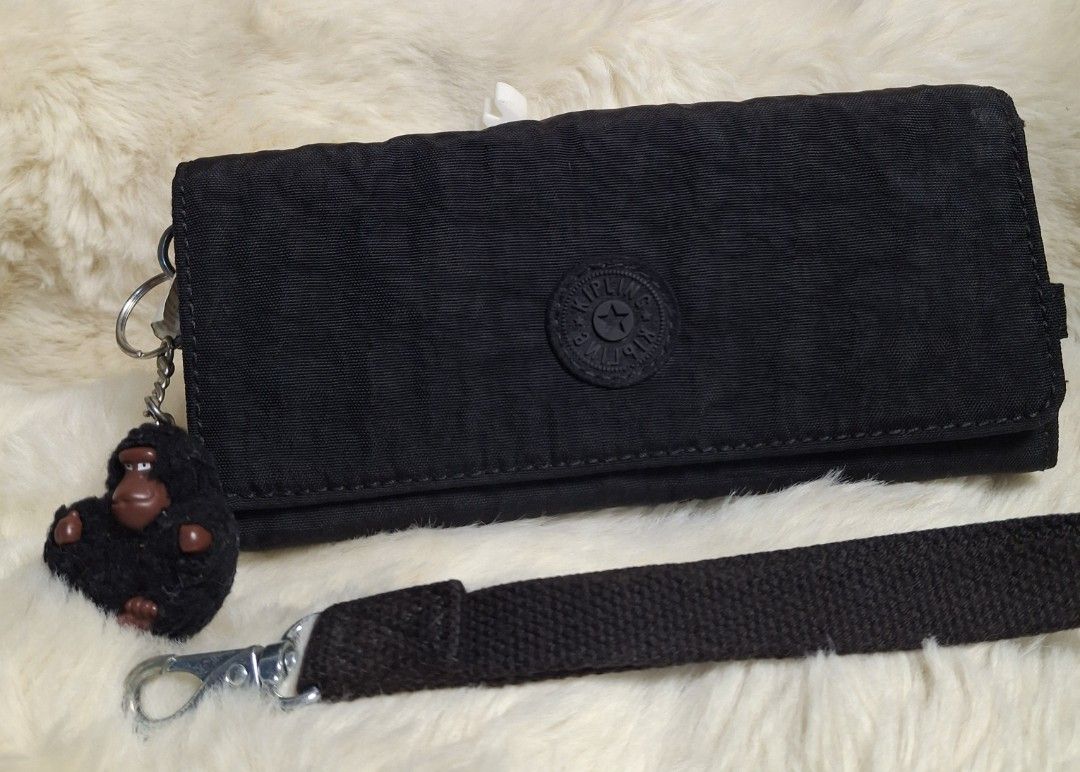 Kipling Rubi long wallet (Category: Wallets & Card holders) located in Rizal. Submitted by emskititay (Listing ID 1466684104, Image 1). Description: Kipling Rubi Long wallet ₱1800 ●Long wallet ●with monkey ●10/10 color condition ●Black Noir ●L 20 cm x H 9 cm x W 3 cm ●Excellent condition Location: Taytay Rizal 💼Rfs Decluttering my kipling collections.
