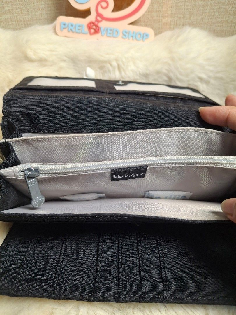 Kipling Rubi long wallet (Category: Wallets & Card holders) located in Rizal. Submitted by emskititay (Listing ID 1466684104, Image 3). Description: Kipling Rubi Long wallet ₱1800 ●Long wallet ●with monkey ●10/10 color condition ●Black Noir ●L 20 cm x H 9 cm x W 3 cm ●Excellent condition Location: Taytay Rizal 💼Rfs Decluttering my kipling collections.