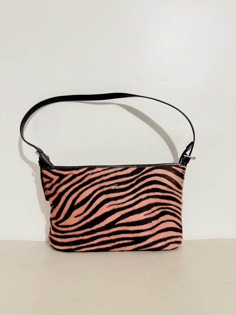 Kitamura zebra-print calf hair (Category: Shoulder Bags) located in Caloocan City. Submitted by coachiqueclosetbysuei_2ndacct (Listing ID 1466632133, Image 1). Description: 💫 Kitamura zebra-print calf hair 💫 𝐒𝐨𝐮𝐫𝐜𝐞: Japan🇯🇵 💫 𝐈𝐬𝐬𝐮𝐞: None 💫 𝐂𝐨𝐧𝐝𝐢𝐭𝐢𝐨𝐧: 10/10 Excellent Condition 💫 𝐎𝐭𝐡𝐞𝐫𝐬: Structured Kili Bag 💫 The color may vary due to lighting 💫 What you see is what you get ——————𝓜𝓾𝓼𝓽 𝓡𝓮𝓪𝓭!——————— 📍 𝐋𝐨�
