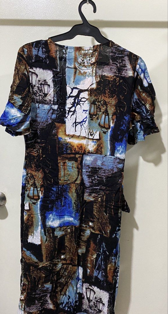 Kivenst Abstract Print Wrap Dress (Category: Dresses) located in Manila. Submitted by divinemercy_29 (Listing ID 1466638712, Image 2). Description: - Brand: Kivenst - Condition: Brand new with tags attached - Design: Wrap-style front with short sleeves - Print/Color: Abstract print in a dark palette (black, blue, and brown) - Style: Versatile and chic, great for any occasion.