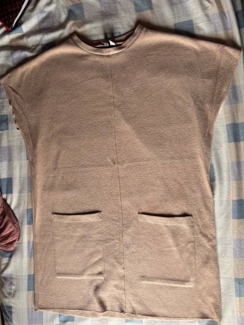 Knit sleeveless top beige with pockets (Category: Sleeveless) located in Mandaluyong City. Submitted by soulanaa (Listing ID 1466570264, Image 1). Description: -Length: 33" - Bust: 23" - Waist: 21" - Shoulder: 18" Issue: stains - Color: Beige/Light Brown - Style: Relaxed fit, sleeveless knit top with crew neckline - Features: Two front utility pockets, soft textured fabric - Versatility: Easy to style with jeans or skirts for everyday wear - Flaw