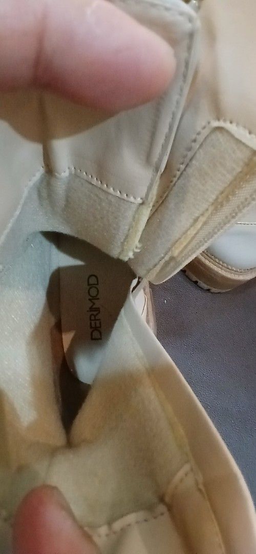Ladies Boots Size 37 (Category: Boots) located in Marikina City. Submitted by darthvader888 (Listing ID 1466708471, Image 3). Description: issue: start na mag chip off na material but its brand new .